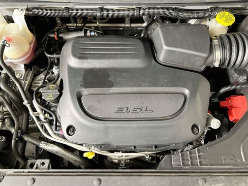 Used 2024 Chrysler Pacifica Touring-L FWD image 32
