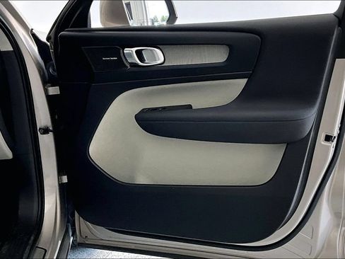 Certified 2023 Volvo XC40 B5 Plus AWD/4WD image 24