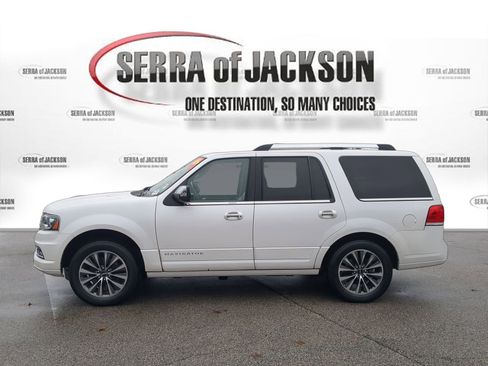 Used 2017 Lincoln Navigator Select image 5