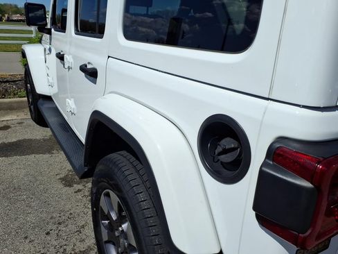 Used 2018 Jeep Wrangler Unlimited Sahara w/ Dual Top Group AWD/4WD image 17