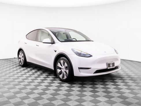 Used 2023 Tesla Model Y 2WD image 8