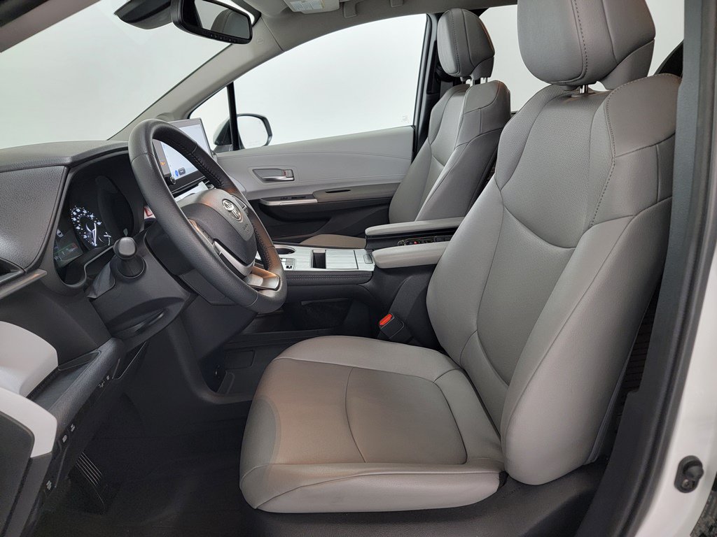 Used 2025 Toyota Sienna XLE w/ XLE Plus Package AWD/4WD image 14