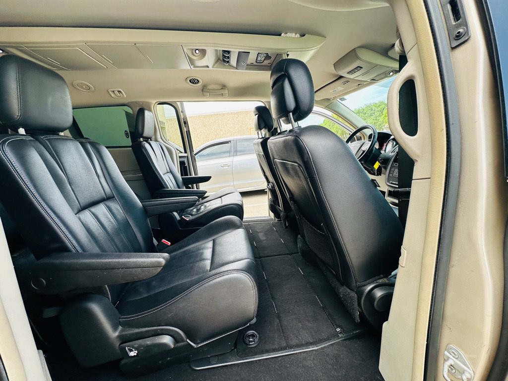 Used 2014 Chrysler Town & Country Touring FWD image 20