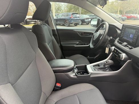 Used 2022 Toyota RAV4 LE image 9