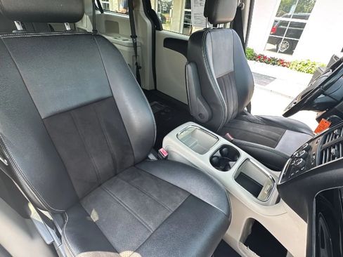 Used 2020 Dodge Grand Caravan SXT FWD image 29