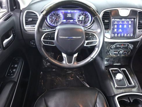 Used 2017 Chrysler 300 C RWD image 34