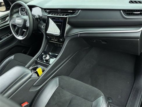 Used 2024 Jeep Grand Cherokee L Laredo image 36