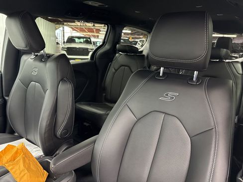 New 2026 Chrysler Pacifica Select image 16