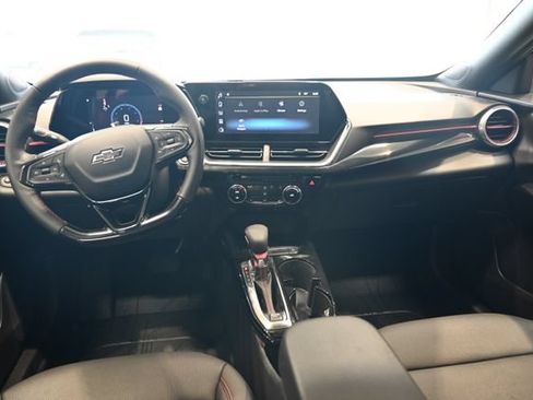 Used 2025 Chevrolet Trax RS FWD image 13