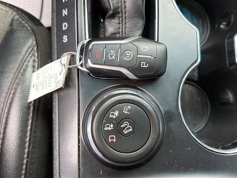 Used 2017 Ford Explorer XLT w/ Equipment Group 202A AWD/4WD image 32