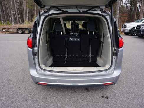 Used 2017 Chrysler Pacifica Touring-L w/ Tire & Wheel Group image 16