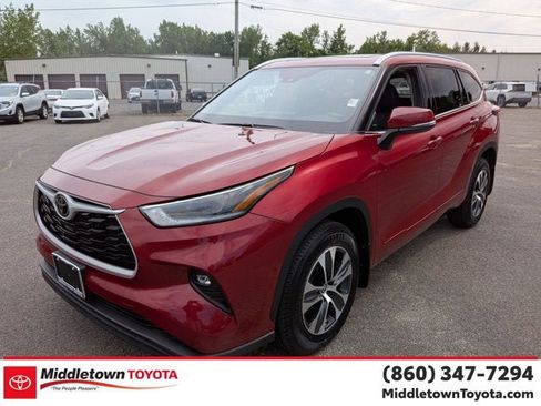 Used 2021 Toyota Highlander XLE AWD/4WD image 8