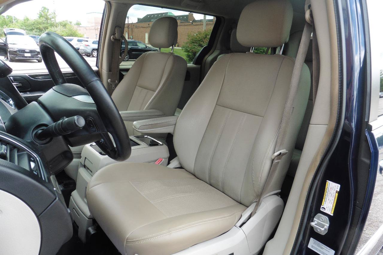 Used 2015 Chrysler Town & Country Touring w/ Driver Convenience Group FWD image 3