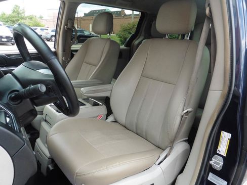 Used 2015 Chrysler Town & Country Touring w/ Driver Convenience Group FWD image 3