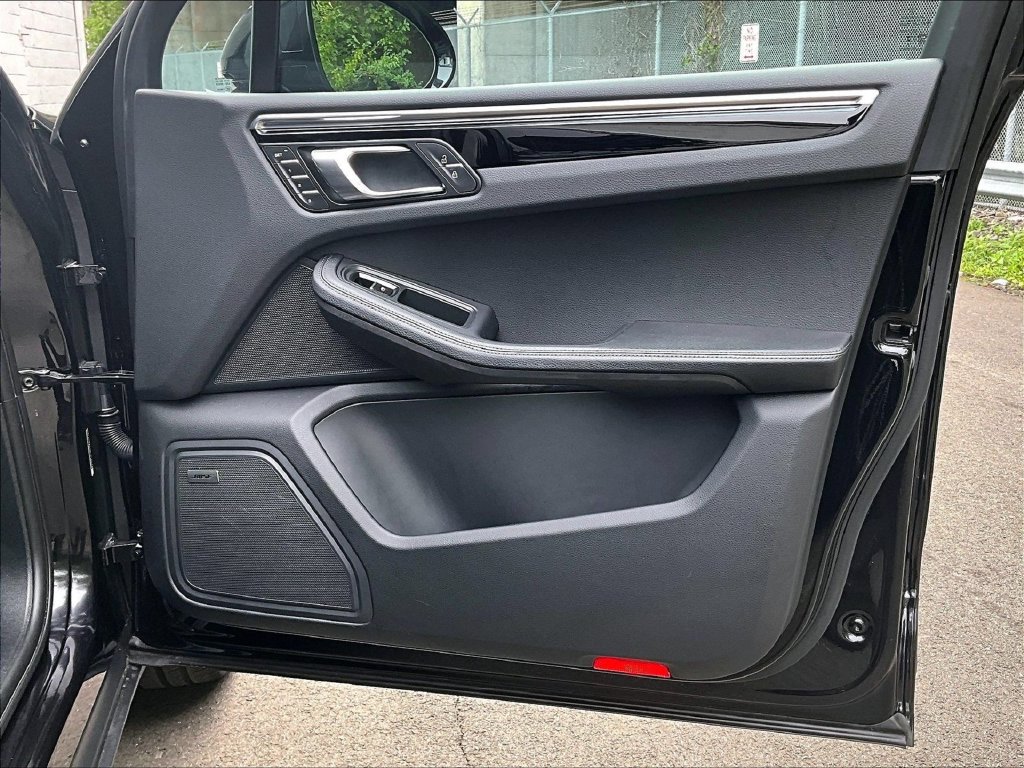 Certified 2025 Porsche Macan AWD/4WD image 29
