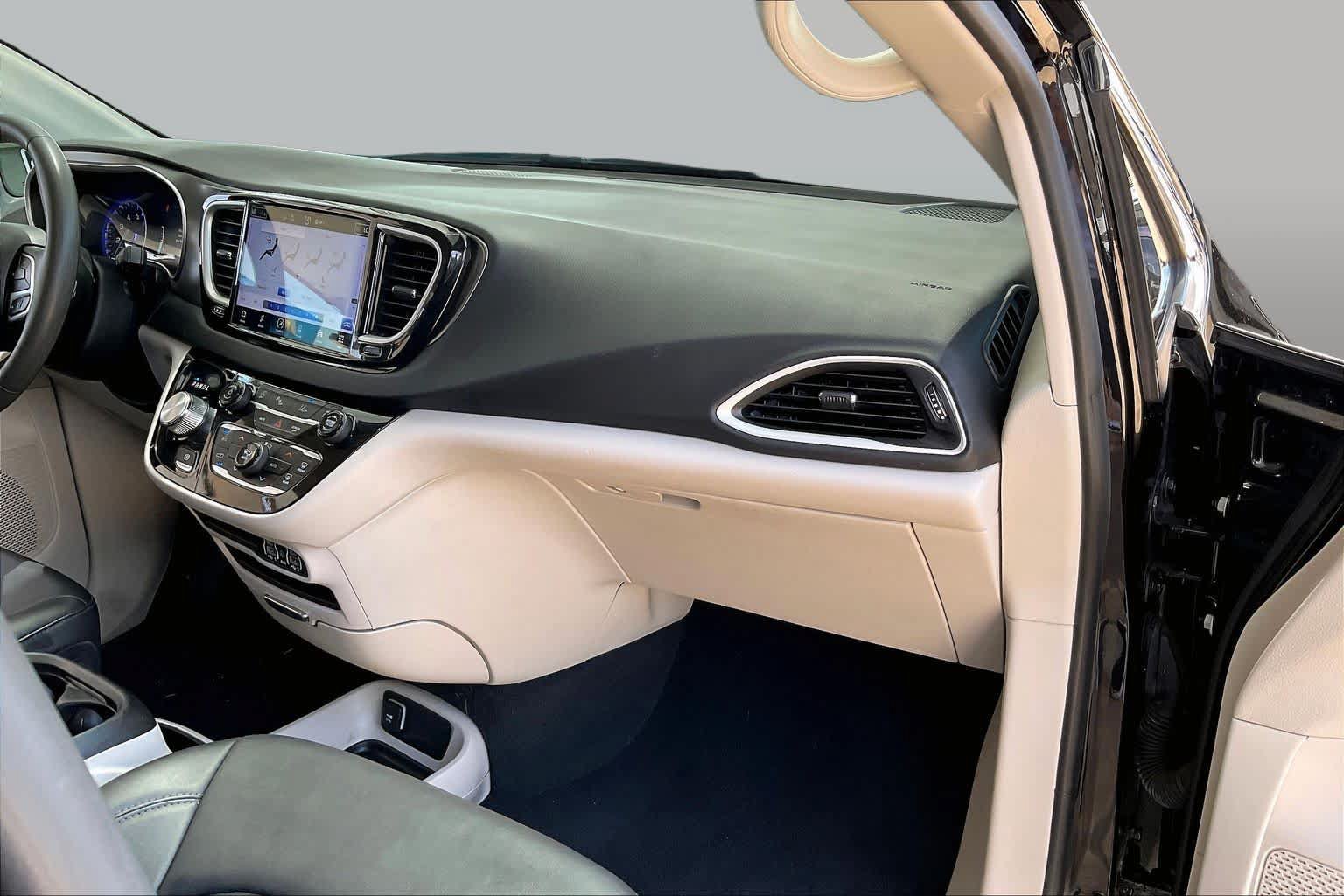 Used 2024 Chrysler Pacifica Touring-L FWD image 18