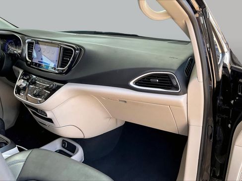 Used 2024 Chrysler Pacifica Touring-L FWD image 18