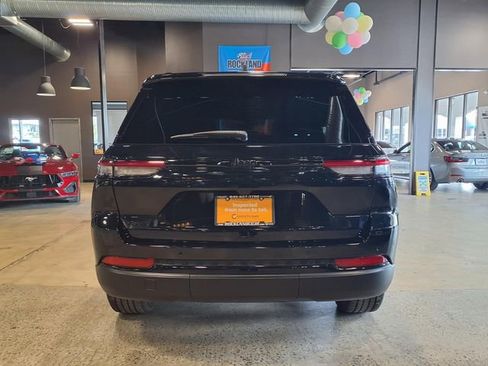 Used 2023 Jeep Grand Cherokee Altitude image 8