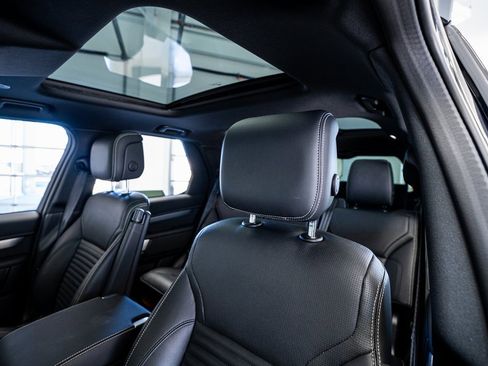 Used 2024 Land Rover Discovery Dynamic SE image 38