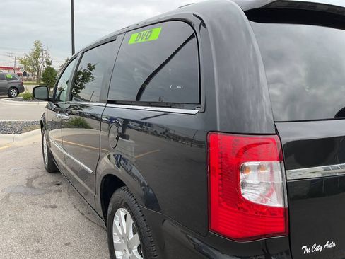 Used 2015 Chrysler Town & Country Touring w/ Driver Convenience Group FWD image 5