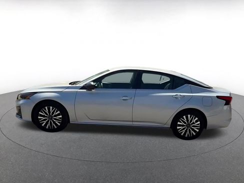 Used 2025 Nissan Altima 2.5 SV FWD image 9