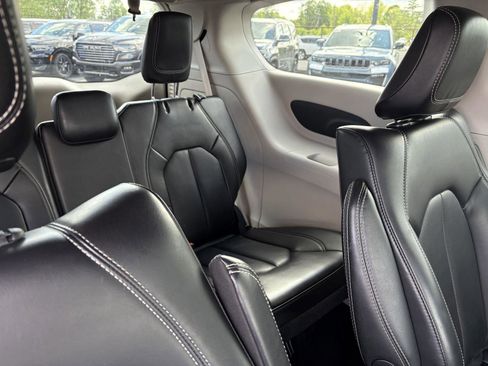 Used 2023 Chrysler Pacifica Touring-L FWD image 13