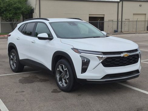 Used 2025 Chevrolet Trax LT FWD image 3
