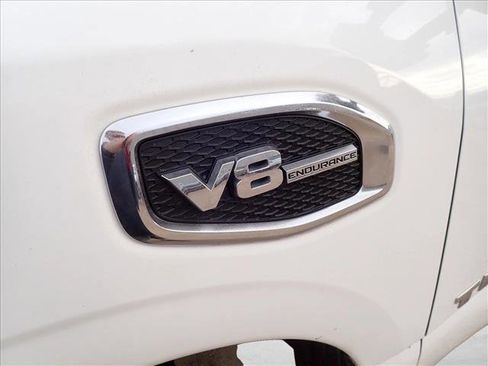 Used 2017 Nissan Titan SV image 9