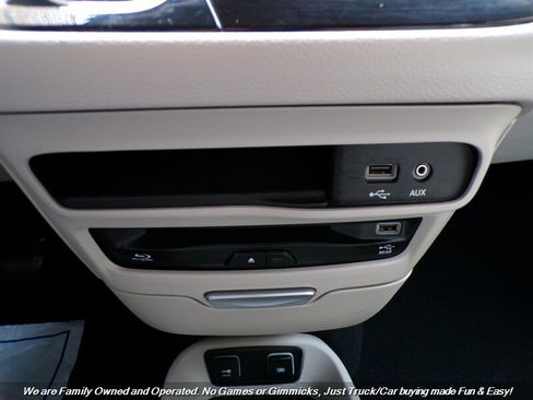 Used 2017 Chrysler Pacifica Touring-L Plus image 47