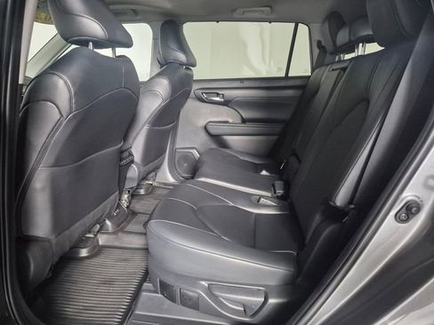 Certified 2025 Toyota Highlander XLE image 29