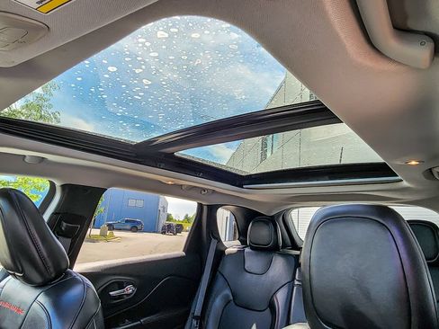 Used 2019 Jeep Cherokee Trailhawk AWD/4WD image 9