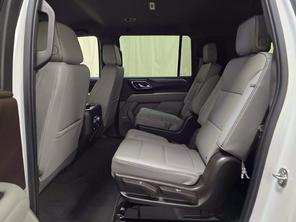 Used 2023 GMC Yukon XL SLT AWD/4WD image 30