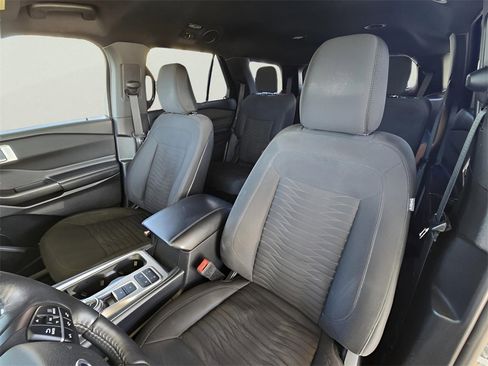 Used 2020 Ford Explorer XLT image 3