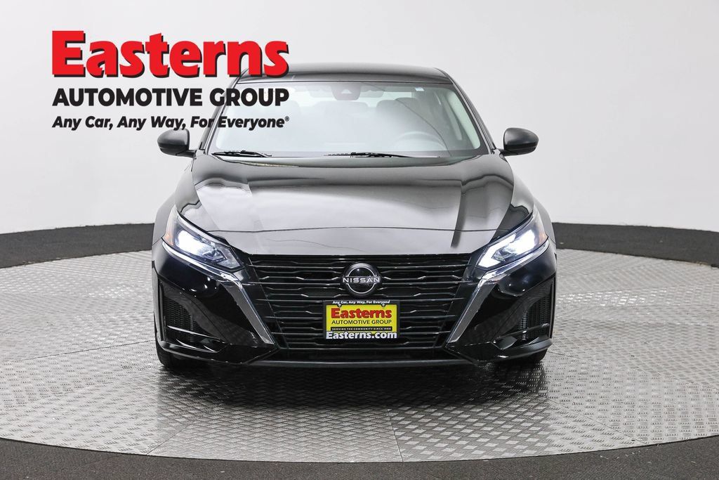 Used 2024 Nissan Altima 2.5 SV FWD image 2