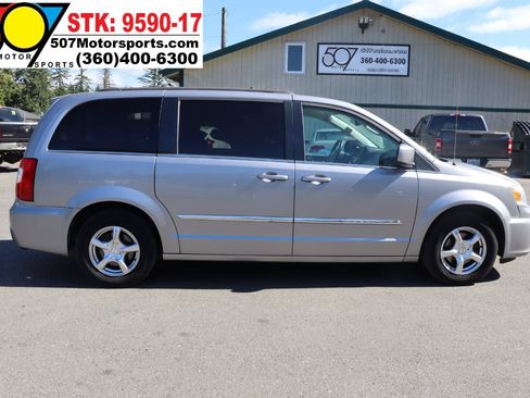 Used 2013 Chrysler Town & Country Touring FWD image 10