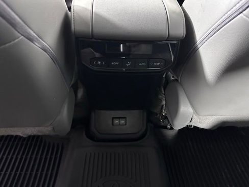 Used 2023 Toyota Highlander XLE AWD/4WD image 20