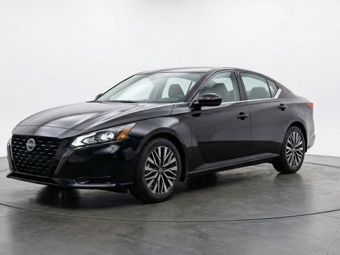 Used 2025 Nissan Altima 2.5 SV image 3