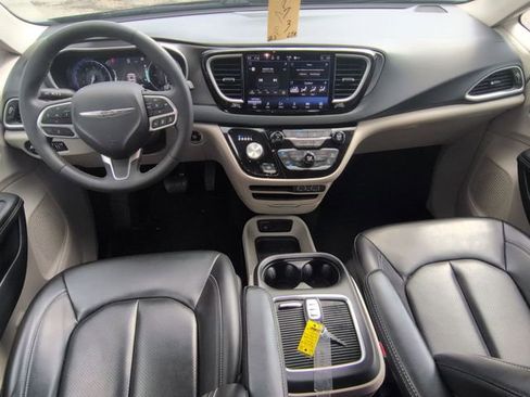 Used 2023 Chrysler Pacifica Touring-L FWD image 25