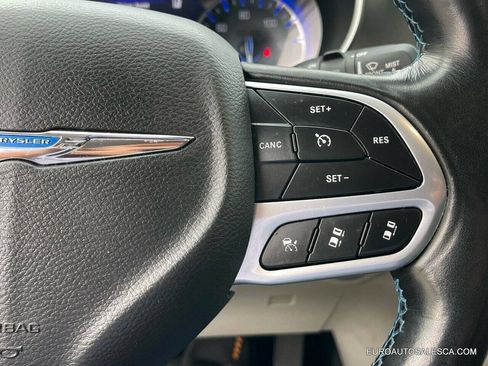 Used 2021 Chrysler Pacifica Touring-L image 32