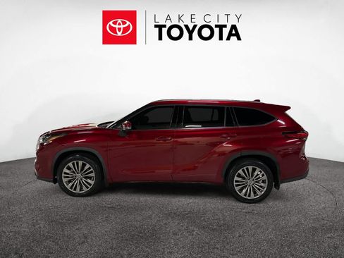 Used 2022 Toyota Highlander Platinum image 3