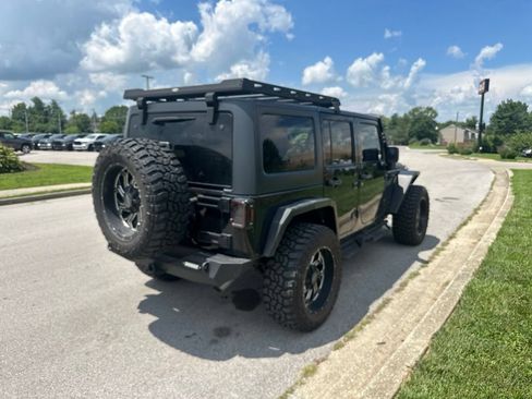 Used 2017 Jeep Wrangler Unlimited Sahara w/ Dual Top Group AWD/4WD image 3