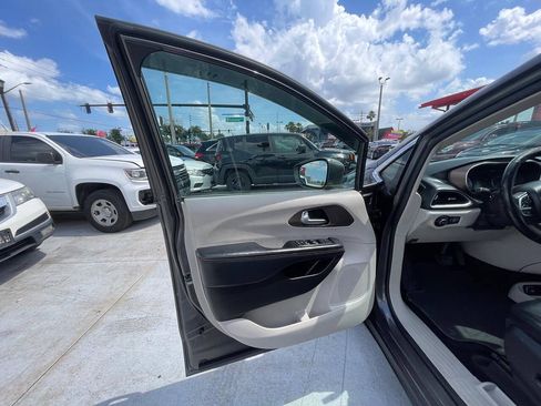 Used 2018 Chrysler Pacifica Touring-L FWD image 7