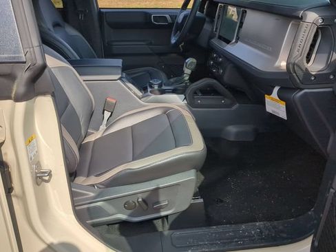 New 2025 Ford Bronco Outer Banks w/ Sasquatch Package AWD/4WD image 38