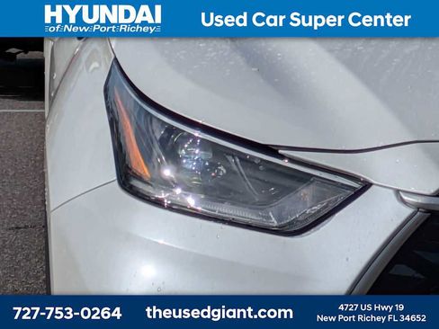 Used 2021 Toyota Highlander XLE AWD/4WD image 9