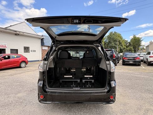 Used 2017 Toyota Sienna SE Premium FWD image 11