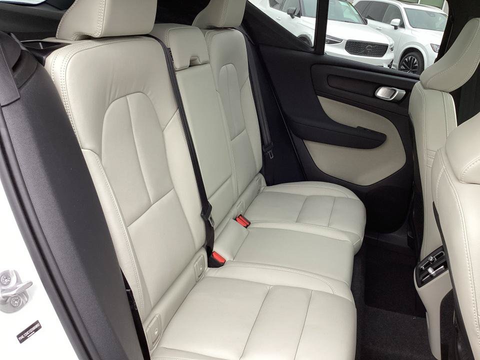 Certified 2025 Volvo XC40 B5 Plus AWD/4WD image 33