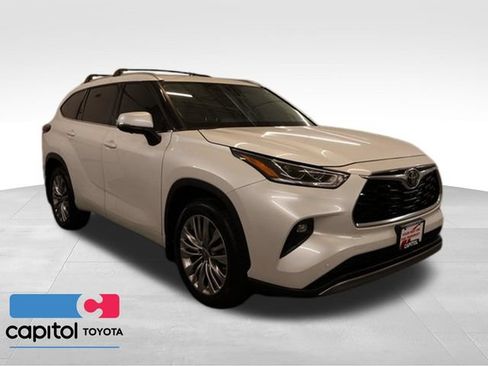 Certified 2024 Toyota Highlander Platinum AWD/4WD image 1