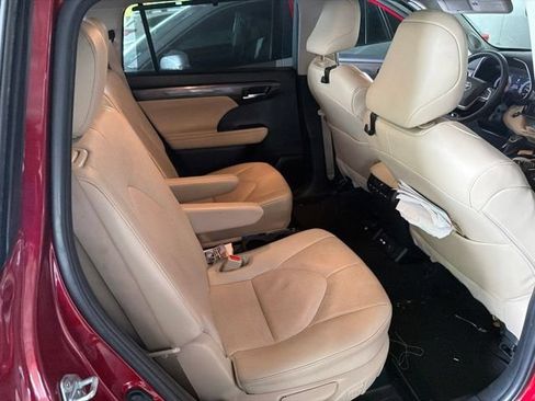Used 2025 Toyota Highlander Limited FWD image 16