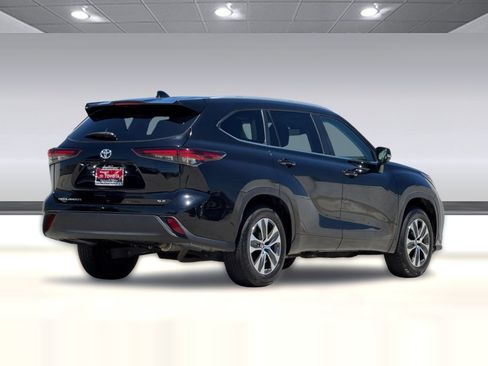 Used 2024 Toyota Highlander XLE FWD image 8