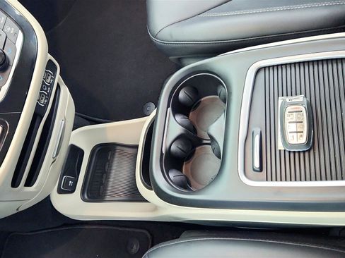 Used 2024 Chrysler Pacifica Touring-L image 15